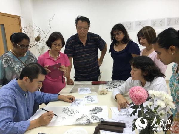 ë����˹�W(xu��)�T���ھ۾���(hu��)���^Ħ�ώ�ʾ���� ë����˹�Ї�(gu��)�Ļ����Ĺ��D