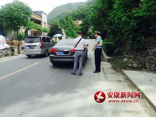 呂河中隊:交警熱心幫助 感化頑固司機.jpg