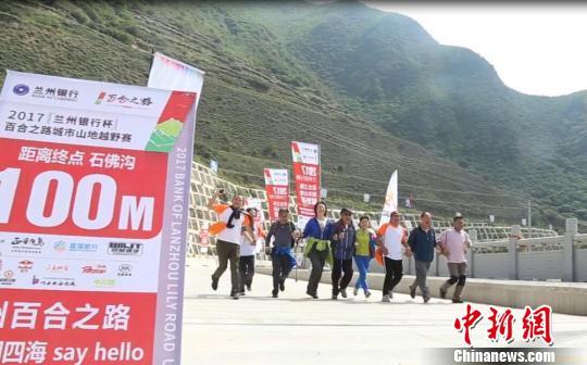 山地越野跑的愛好者奔跑在“百合之路”賽道。(資料圖) 鐘欣 攝