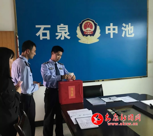 【暖意】婆孫相依為命 民警愛(ài)心捐款_meitu_2.jpg