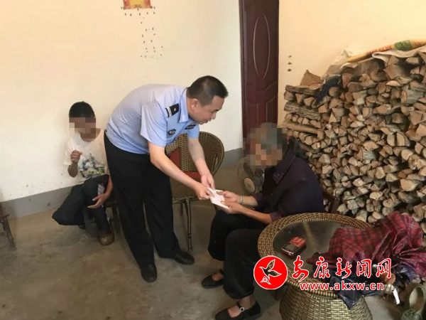 【暖意】婆孫相依為命 民警愛(ài)心捐款1_meitu_1.jpg
