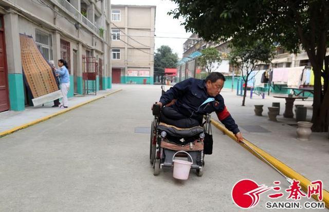 輪椅保安成小區(qū)“守護(hù)神” 當(dāng)班十年獲業(yè)主點(diǎn)贊